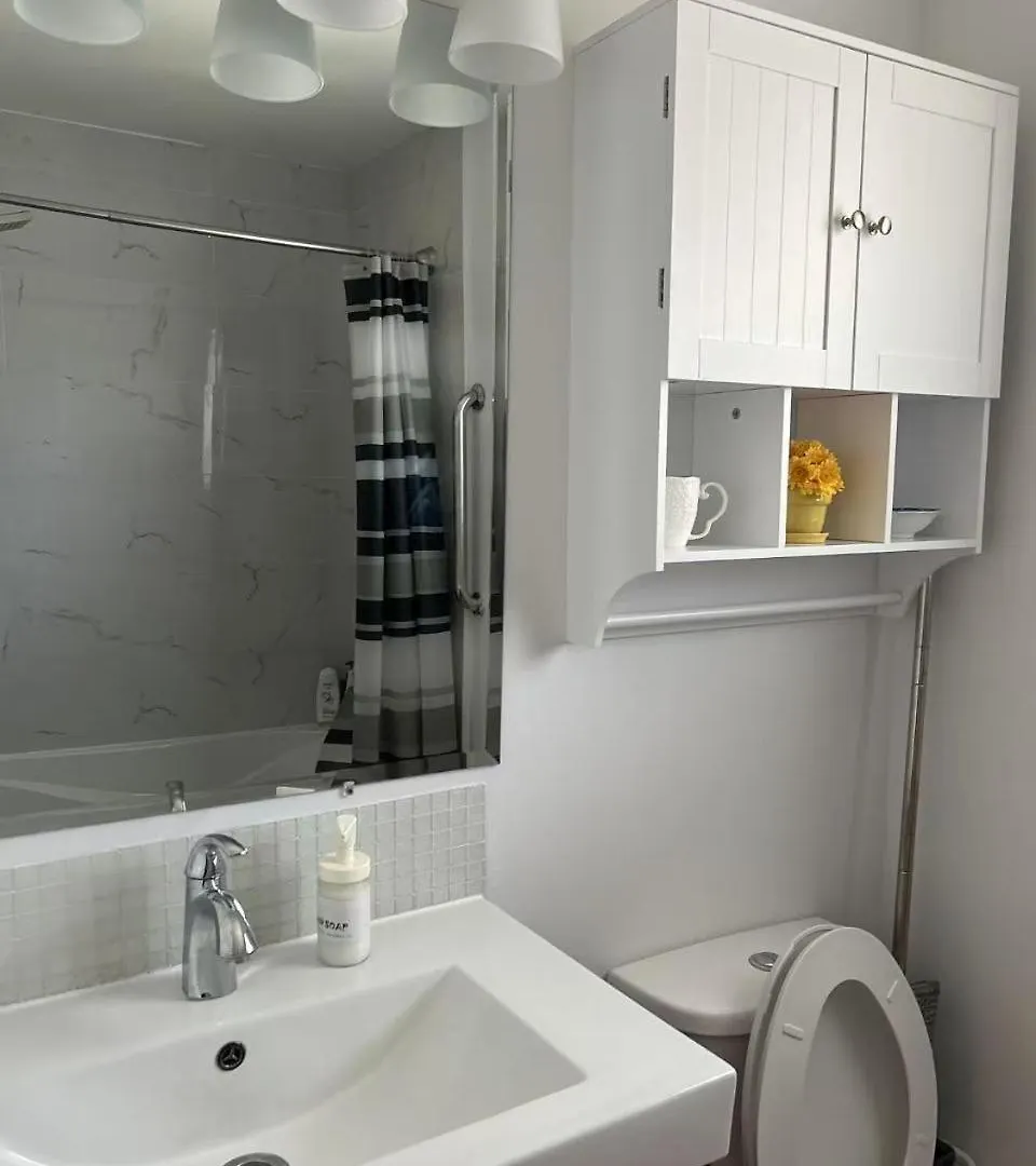 Comfortable Stay Room Close To Lawrence Ave E Restaurants And Markets Toronto Guest house